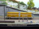 Wagon plat rallog� avec 2 containers 20' de la Poste �p V des SBB/CFF