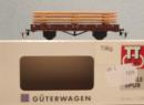 TT-Wagon plat avec chargement de planches de bois de la DR