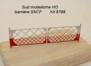 PN Sud ref HO 8799 - BARRIERE ANCIENNE SNCF ET GRILLAGE