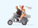PREISER 28150 HO - couple de jeunes maris en vespa