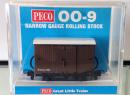 PECO GR221U HOE - wagon couvert brun sans marquage publicitaie