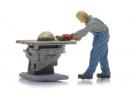 ARTITEC 387663 HO - Ouvrier avec une scie circulaire