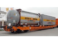 Photo 1/1 : photo du container original.
Sur le mod�le r�duit les marquages sous la bande jaune n'existent pas.
Seul le container citerne fait partie de la r�f